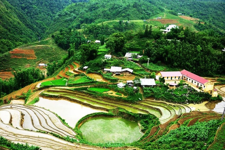 12 Days Vietnam highlight tour Cat Cat village