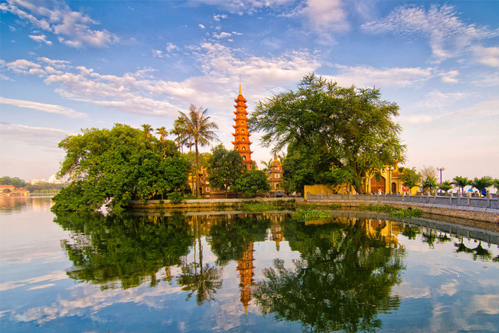 Hanoi city tour Tran Quoc pagoda