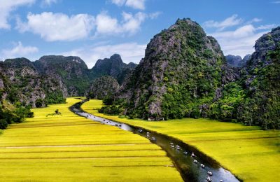 sailing along Tam Coc