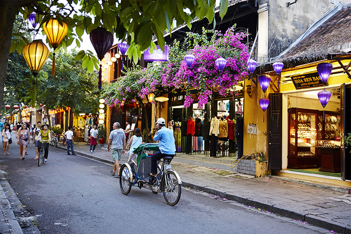 Freely enjoy Hoi An in Hue to Hoi An tour