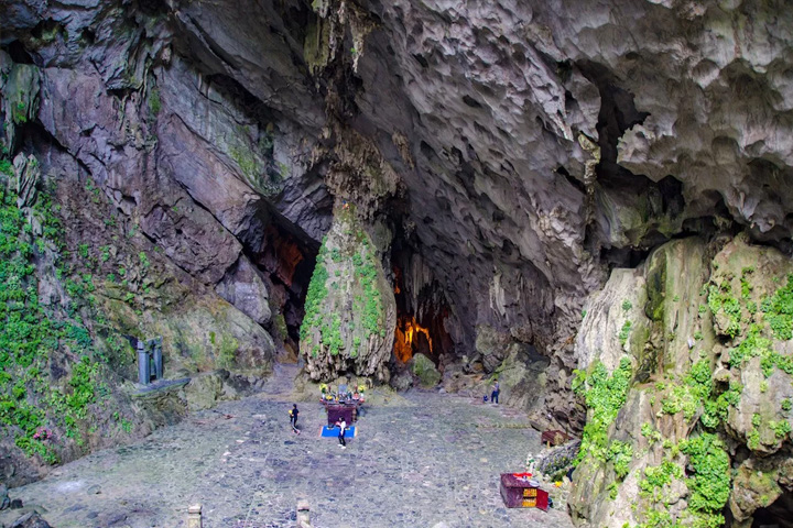 Perfume pagoda tour Hanoi Huong Tich Cave