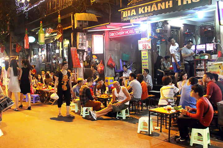 Bia Hoi Junction night Hanoi