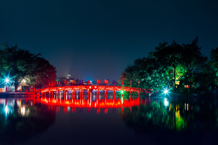 Hoan Kiem lake Hanoi night