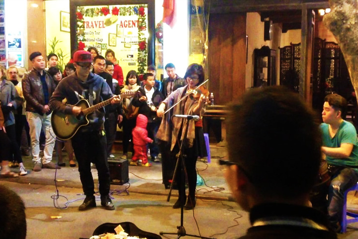 Live music Hanoi street at night