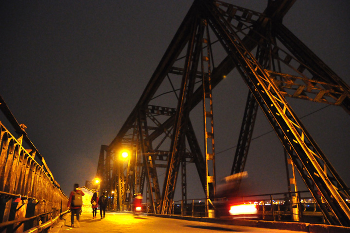 Long bien bridge at night