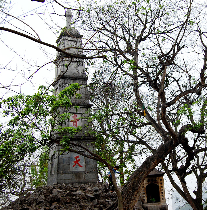 Pen Tower ngoc son temple