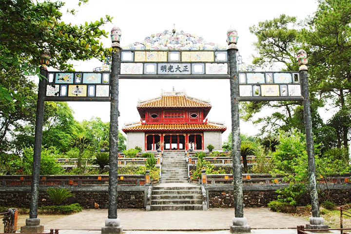 Hue to Hoi An tour - Minh Mang king tomb