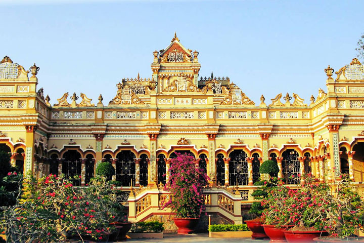 mekong delta day tour vinh trang pagoda