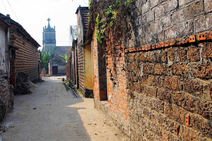 An old lane in Duong Lam village