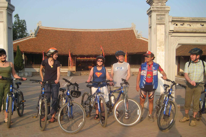 Bike tour form Hanoi Duong Lam village