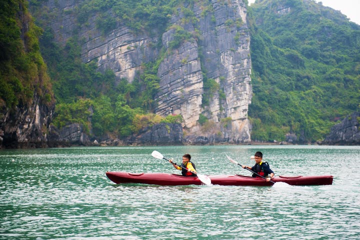 Kayaking in Bai Tu Long bay