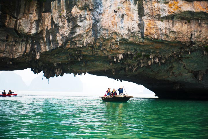 Rowing boat Bai Tu Long Bay