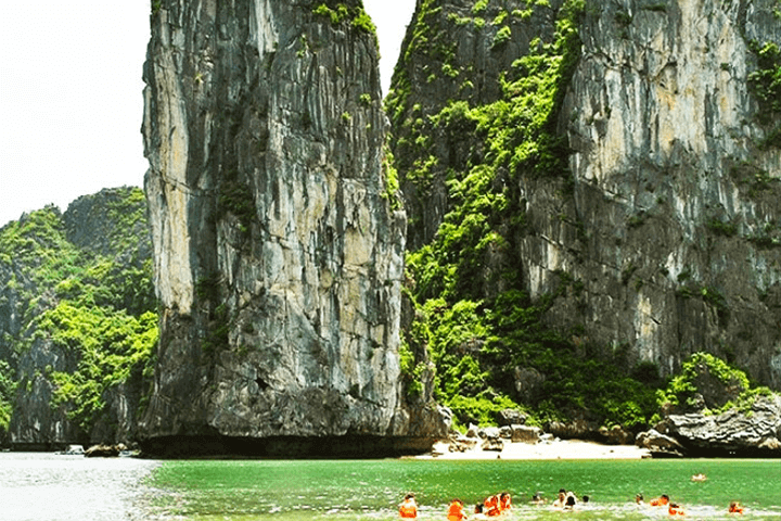 Ba Trai Dao Beach